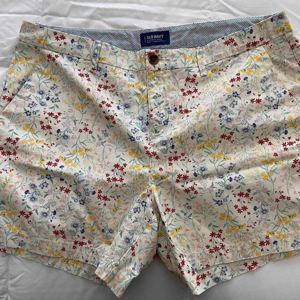 NWOT - OLD NAVY - WHITE FLORAL EVERYDAY 3.5 SHORT - size 16